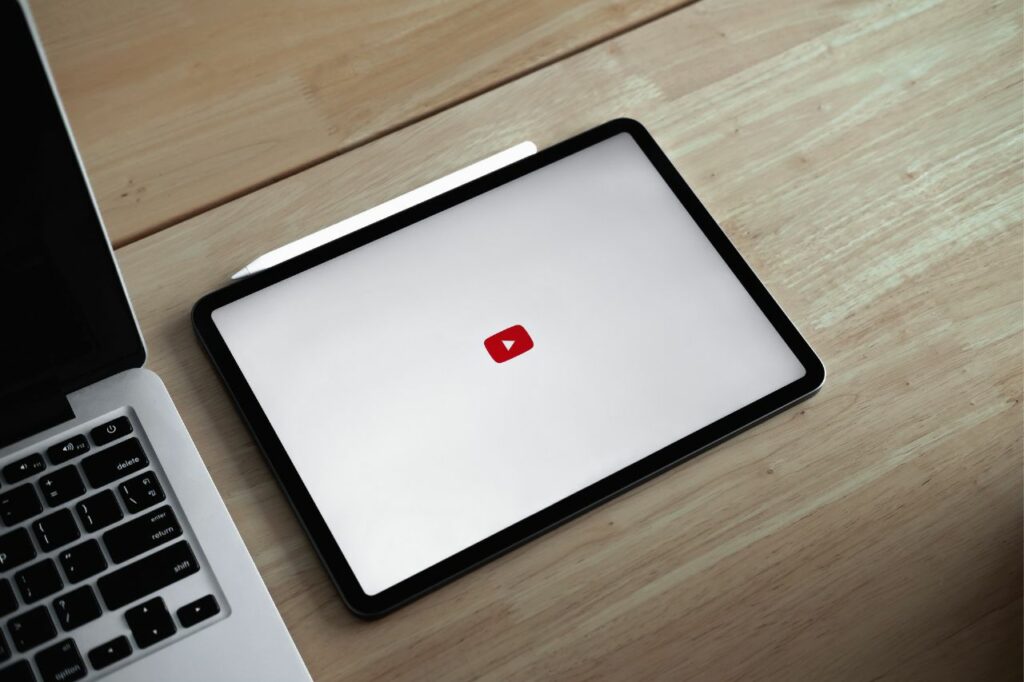 Diffamation et anonymat sur YouTube : la Cour de cassation maintient l’obligation de retrait même hors la présence de l’auteur à la procédure
