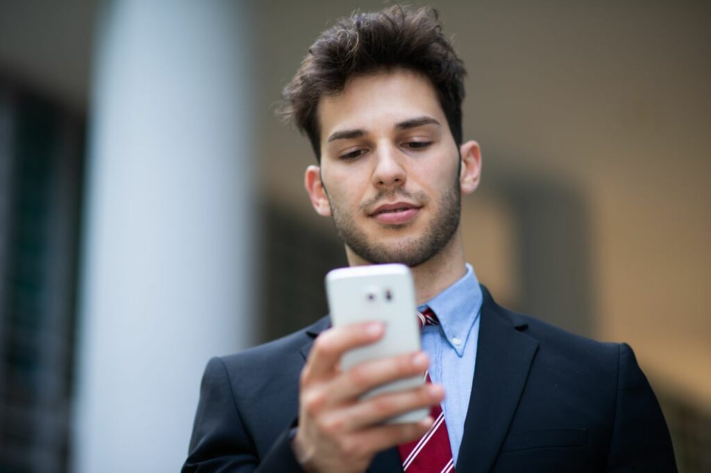 Utilisation par l’employeur du numéro de téléphone personnel des salariés : un traitement sans base légale ?